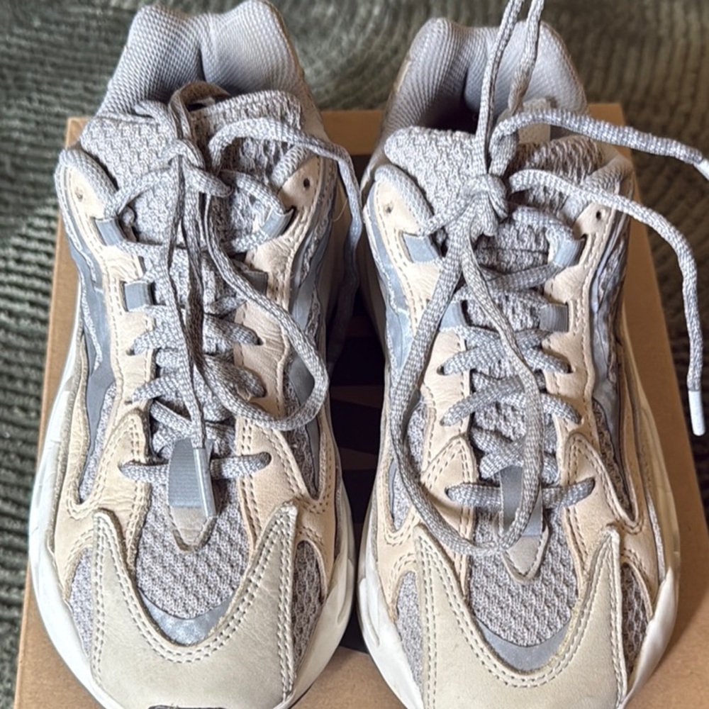Yeezy boost 700 V2